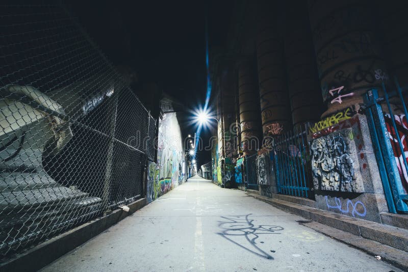 Graffiti gesehen auf dem Manhattan-Brücken-Gehweg, im niedrigeren Osten stockbild Graffiti gesehen auf dem Manhattan-Brücken-Gehweg, im niedrigeren Osten stockbild