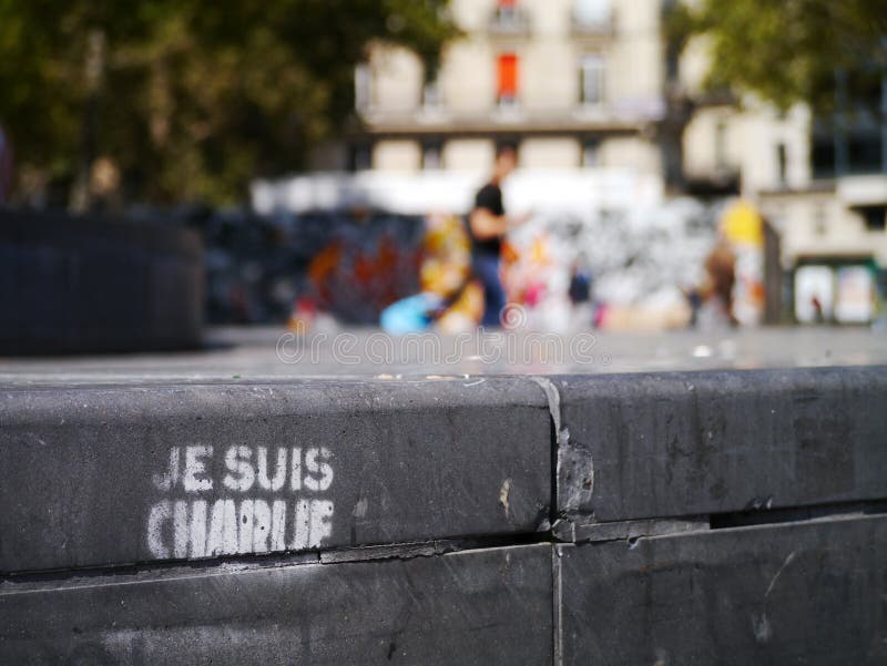Graffiti Je Suis Charlie bei Place de la Republique stockfotos Graffiti Je Suis Charlie bei Place de la Republique stockfotos