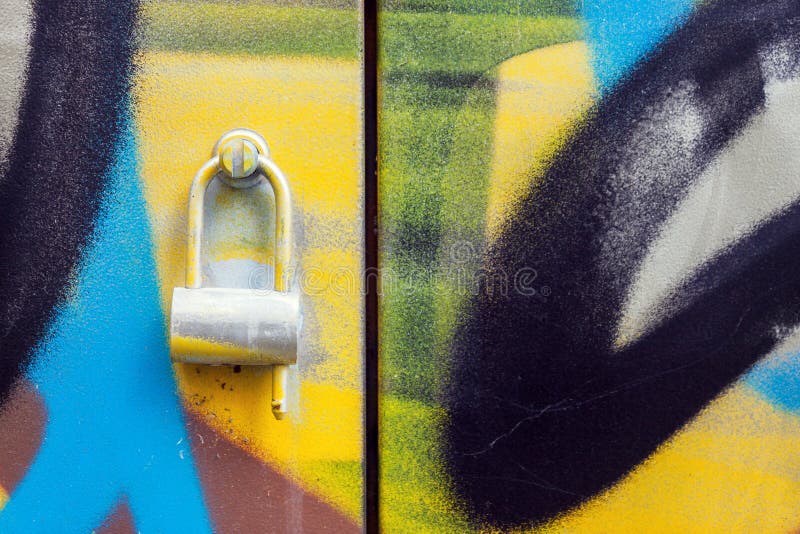 Graffiti malujący drzwi z kędziorkiem obraz royalty free Graffiti malujący drzwi z kędziorkiem obraz royalty free