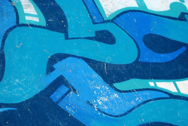 Graffiti op blauwe de krasachtergrond van de skateparkmuur