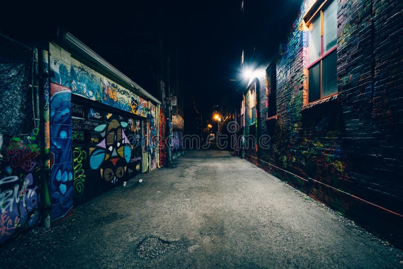 Graffitisteeg bij nacht, in het Manierdistrict van Toronto, Ont