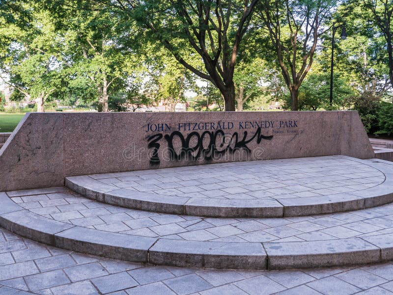 Graffitti sur le signe de John Fitzgerald Kennedy Park, Cambridge, la masse photo libre de droits Graffitti sur le signe de John Fitzgerald Kennedy Park, Cambridge, la masse photo libre de droits