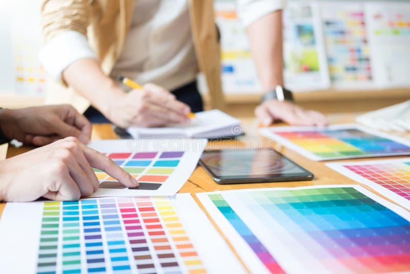 Grafico creativo sul lavoro Il campione di colore prova il pantone fotografia stock