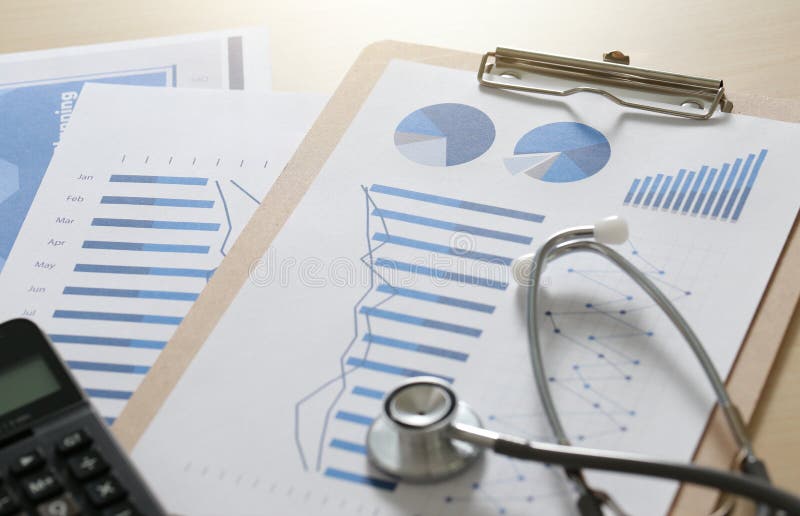 grafico di rapporto e perizia medica e stetho finanziari del calcolatore fotografia stock grafico di rapporto e perizia medica e stetho finanziari del calcolatore fotografia stock