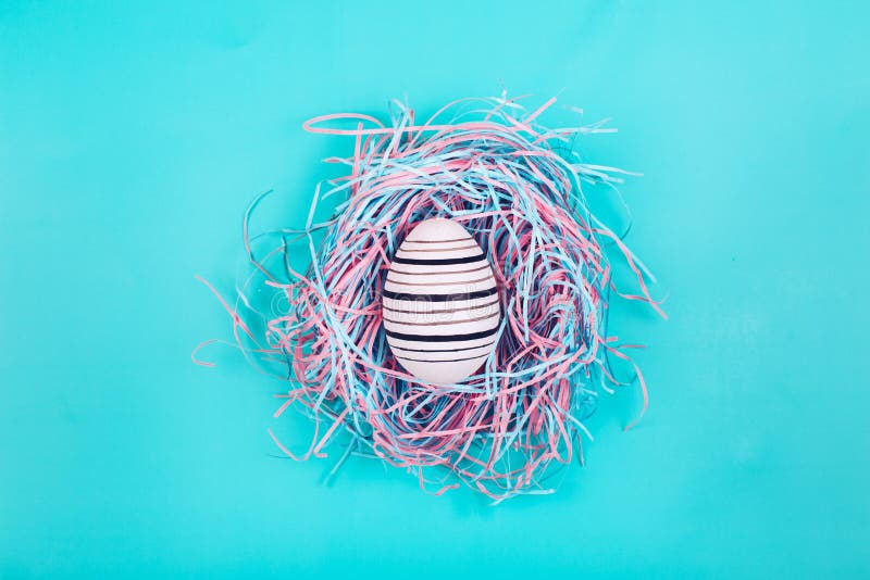 Grafik handgemalt in der Linie Ei im dekorativen Nest auf blauem Pastellhintergrund stockfotografie Grafik handgemalt in der Linie Ei im dekorativen Nest auf blauem Pastellhintergrund stockfotografie