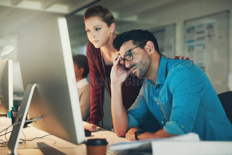 Grafik stres i biuro na spotkanie dyskusyjne i problem z projektem. twórczy przedsiębiorcy. partnerstwo kreatywnych przedsiębiorców i współpraca w zakresie uruchamiania Internetu małych firm i problemów z witryną internetową.