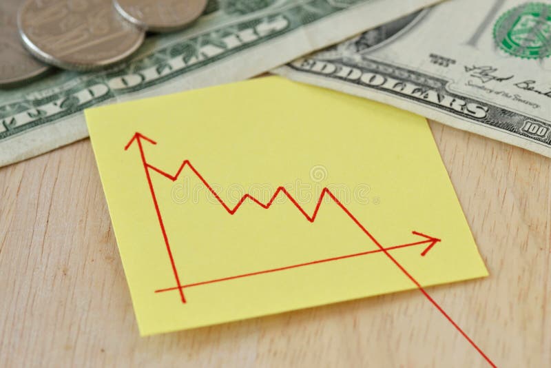 Grafika z malejącą linią na papier notatce, dolar monety i banknoty, - pojęcie przegrana pieniądze wartość