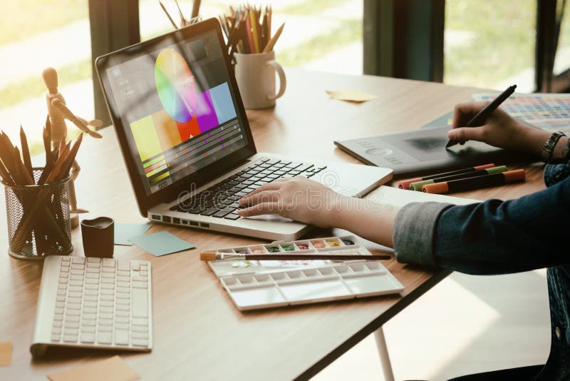 Grafikdesign, das mit dem Computer kreativ, Designerakkordarbeit arbeitet stockbild