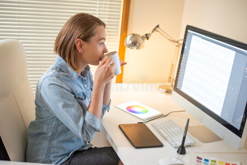 Grafikdesigner arbeitet an einem Computer unter Verwendung einer grafischen Tablette auf einer Tabelle Arbeiten mit Webdesign una lizenzfreies stockfoto Grafikdesigner arbeitet an einem Computer unter Verwendung einer grafischen Tablette auf einer Tabelle Arbeiten mit Webdesign una lizenzfreies stockfoto