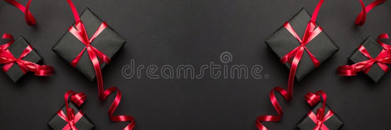 Grafische cadeau kerstcadeaus, rood gedecor op zwarte achtergrond vi royalty-vrije stock foto Grafische cadeau kerstcadeaus, rood gedecor op zwarte achtergrond vi royalty-vrije stock foto