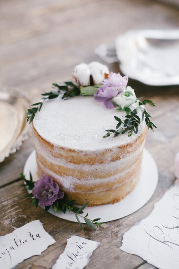 Grafische Künste von schönen Hochzeitskalligraphiekarten und von rundem Kuchen mit Blumendekorationen lizenzfreies stockfoto Grafische Künste von schönen Hochzeitskalligraphiekarten und von rundem Kuchen mit Blumendekorationen lizenzfreies stockfoto