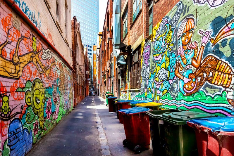 Grafittis coloridos em paredes de tijolo em uma aleia em Melbourne, Austr