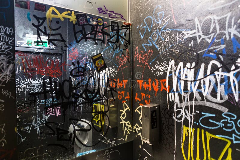 Grafittivandalismetikett som skriver inomhus färg för text för vägg för WC-toaletttoalett royaltyfria bilder Grafittivandalismetikett som skriver inomhus färg för text för vägg för WC-toaletttoalett royaltyfria bilder