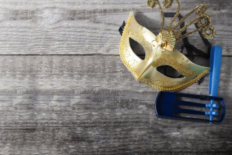 Gragger - noisemaker i karnawał maska dla Purim świętowania fotografia royalty free Gragger - noisemaker i karnawał maska dla Purim świętowania fotografia royalty free