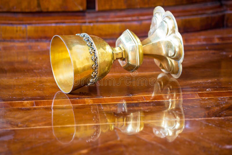 Grail dorato girato su fondo di legno fotografie stock libere da diritti Grail dorato girato su fondo di legno fotografie stock libere da diritti