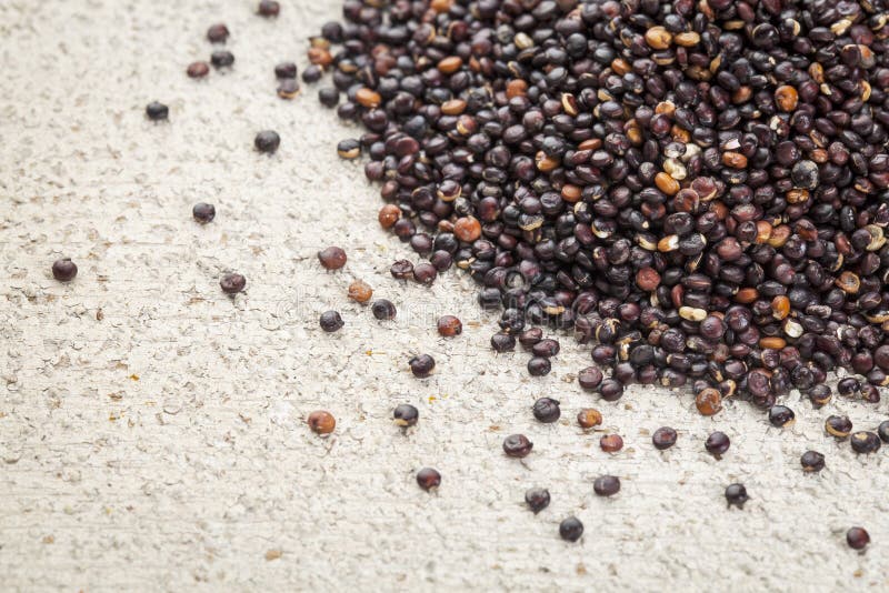 Grain noir de quinoa photo stock. Image du bois, grunge - 30604334