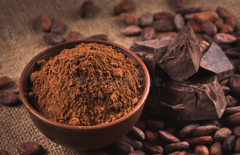Graines de cacao crues, cuvette d'argile avec la poudre de cacao, chocolat sur le sac Graines de cacao crues, cuvette d'argile avec la poudre de cacao, chocolat sur le sac