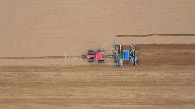 Tracteur Avec Les Grains Organiques D'usine Semoir Dans L'antenne Agricole  De Champ De Poussière Banque De Vidéos - Vidéo du cordon, maïs: 168869952
