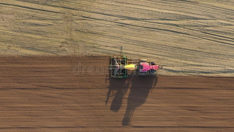 Tracteur Avec Les Grains Organiques D'usine Semoir Dans L'antenne Agricole  De Champ De Poussière Banque De Vidéos - Vidéo du cordon, maïs: 168869952