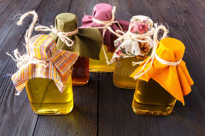 Graines et pétroles utiles pour le lin de santé, sésame, tournesol, olive image stock Graines et pétroles utiles pour le lin de santé, sésame, tournesol, olive image stock