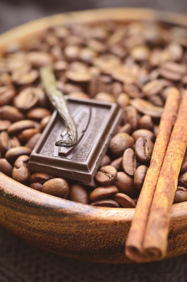 Grains de café avec des épices dans un arc en bois images libres de droits Grains de café avec des épices dans un arc en bois images libres de droits