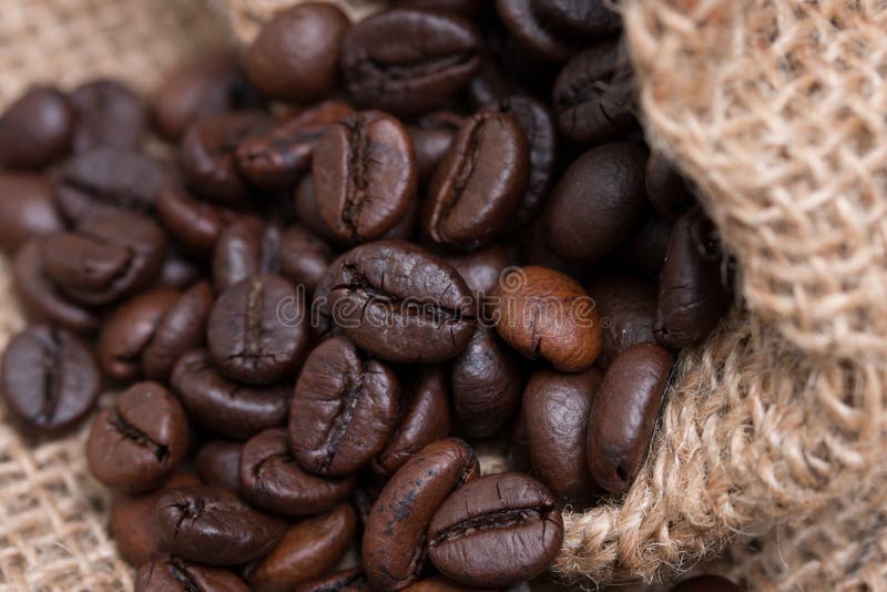 Download Grains De Café Dans Le Sac De Café Photo stock - Image du énergie, foncé: 76086338