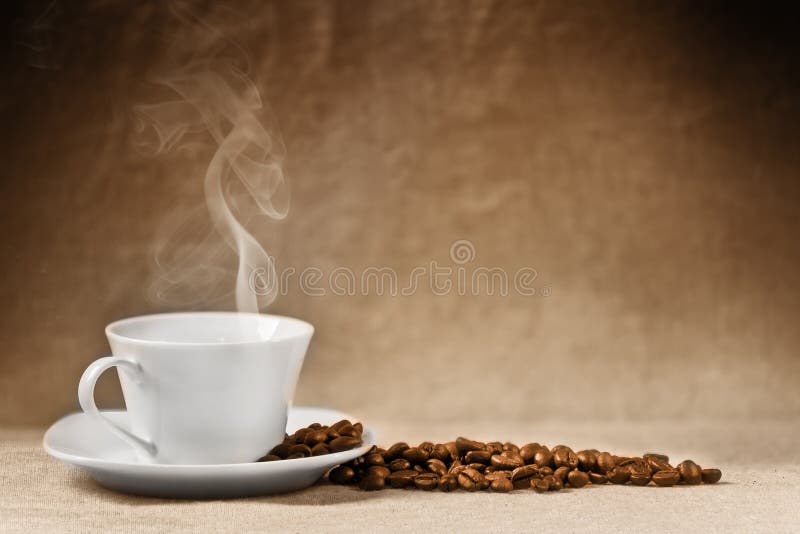 Grains de café et cuvette de café