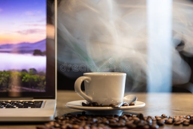 Grains de café et expresso dans une tasse de café chaud avec la vapeur chaude et fumée rôtis, lieu de travail dans un magasin de photo libre de droits Grains de café et expresso dans une tasse de café chaud avec la vapeur chaude et fumée rôtis, lieu de travail dans un magasin de photo libre de droits