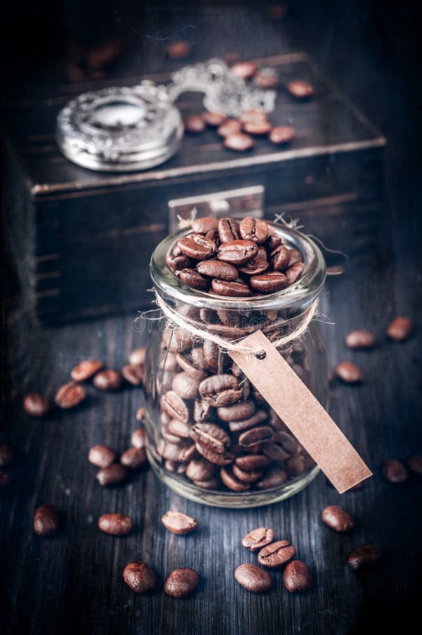 Grains de café et montre de vintage sur une chaîne sur un fond en bois image libre de droits Grains de café et montre de vintage sur une chaîne sur un fond en bois image libre de droits