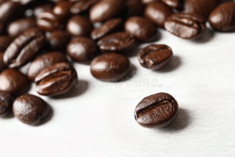 Grains de café rôtis sur le fond blanc photos stock Grains de café rôtis sur le fond blanc photos stock