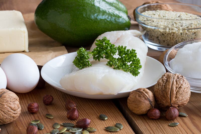 Graisses saines - poissons, avocat, beurre, oeufs, huile de noix de coco, écrous image stock Graisses saines - poissons, avocat, beurre, oeufs, huile de noix de coco, écrous image stock
