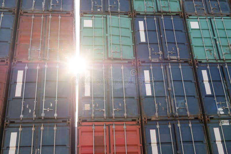 Gramada de containere colorate cu fler solar la locul expediatorului de mărfuri care așteaptă să încarce sau să descarce mărfuri î stock photography