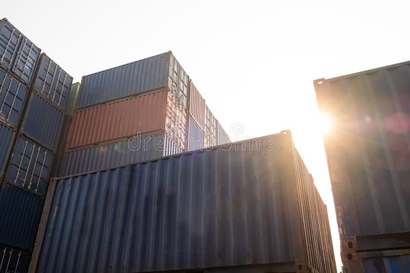 Gramada de containere colorate cu fler solar la locul expediatorului de mărfuri care așteaptă să încarce sau să descarce mărfuri î stock photography