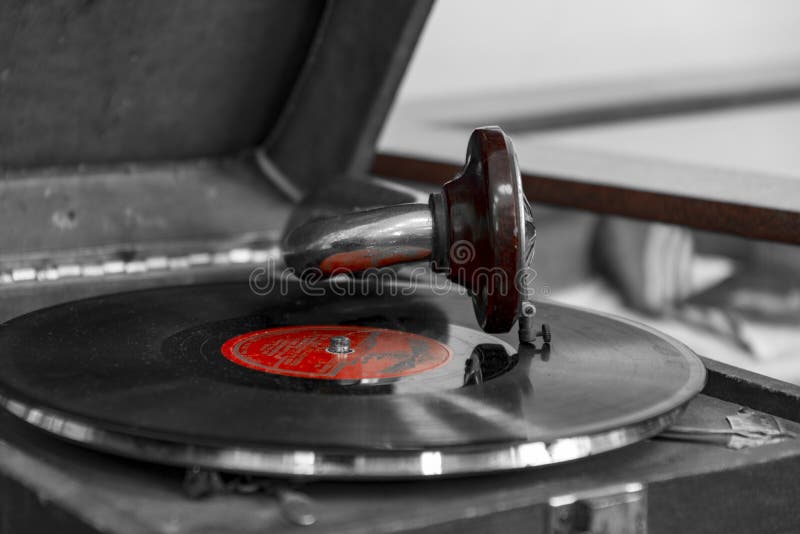 Gramófono viejo con el disco de vinilo fotografía de archivo libre de regalías Gramófono viejo con el disco de vinilo fotografía de archivo libre de regalías