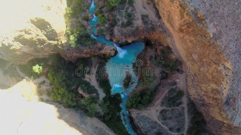 Gran cañón con cascada havasu cae en otoño almacen de metraje de vídeo