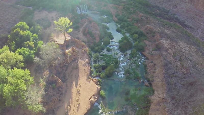 Gran cañón con varias cascadas en otoño almacen de metraje de vídeo