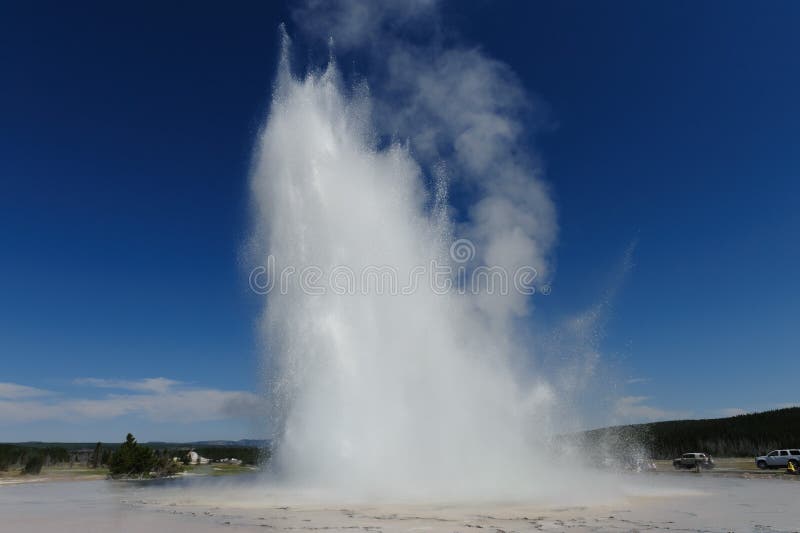 Gran géiser de la fuente que entra en erupción imagen de archivo Gran géiser de la fuente que entra en erupción imagen de archivo