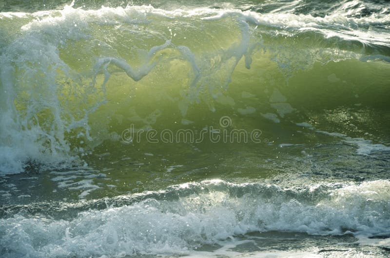 Gran movimiento transparente de olas de mar a orillas del mar fotografía de archivo libre de regalías Gran movimiento transparente de olas de mar a orillas del mar fotografía de archivo libre de regalías