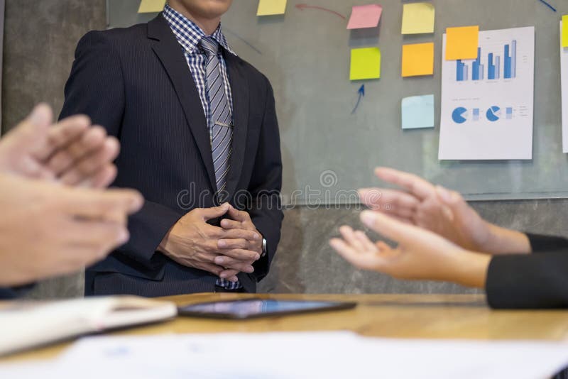¡Gran presentación! Grupo de hombres de negocios en wea casual elegante imagenes de archivo ¡Gran presentación! Grupo de hombres de negocios en wea casual elegante imagenes de archivo