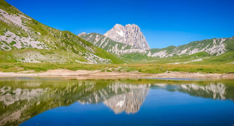 Hermoso abuela cima sobre el plataforma en montanas,,.