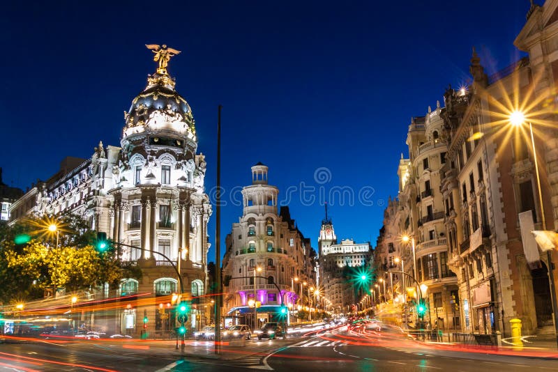 Rayos de operación las luces sobre el abuela a través de calles, principal compras calles en por la noche.