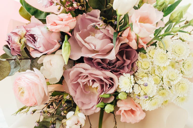 Gran y hermoso ramo de rosas frescas eustoma matiola freesia eucalyptus hidrangea en delicados colores rosa y blanco sobre imagen de archivo libre de regalías