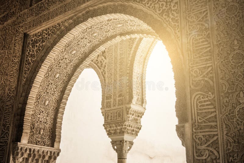 GRANADA HISZPANIA, LUTY, - 10, 2015: Zakończenie widok kaligrafia dekorował szczegóły archway przy pałac Alhambra, Granada obraz stock GRANADA HISZPANIA, LUTY, - 10, 2015: Zakończenie widok kaligrafia dekorował szczegóły archway przy pałac Alhambra, Granada obraz stock