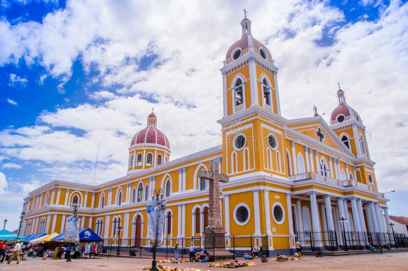 GRANADA, NICARAGUA, MAGGIO, 14, 2018: Vista all'aperto di Catedral de Granada meravigliosamente decorato nel giallo, nel bianco e immagini stock