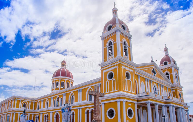 GRANADA, NICARAGUA, MAGGIO, 14, 2018: Vista all'aperto di Catedral de Granada meravigliosamente decorato nel giallo, nel bianco e fotografia stock libera da diritti