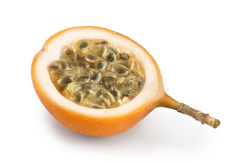 Granadilla o mitad amarilla de la fruta de la pasi?n aislada en el fondo blanco imagen de archivo Granadilla o mitad amarilla de la fruta de la pasi?n aislada en el fondo blanco imagen de archivo
