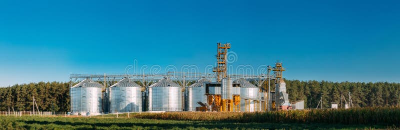 Granaio moderno, complesso dell'essiccazione dei cereali, grano commerciale o silos del seme