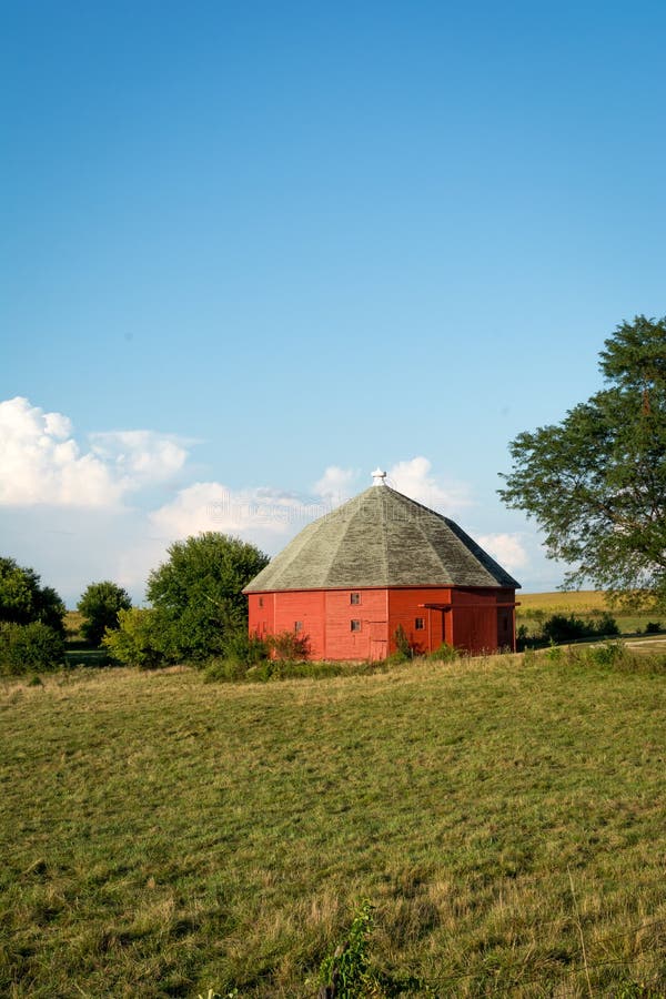 Granaio rosso rotondo unico circondato da terreno coltivabile aperto in Illinois rurale fotografia stock libera da diritti
