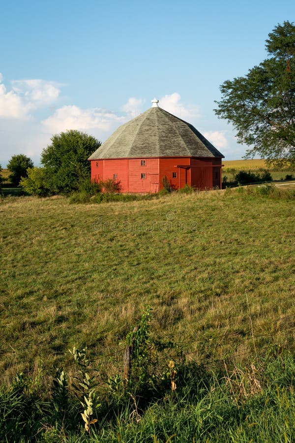 Granaio rosso rotondo unico circondato da terreno coltivabile aperto in Illinois rurale fotografie stock libere da diritti