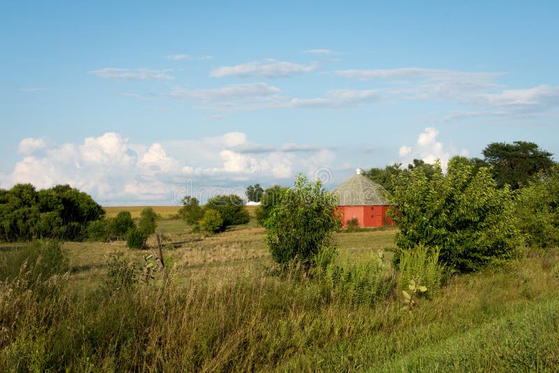 Granaio rosso rotondo unico circondato da terreno coltivabile aperto in Illinois rurale immagini stock libere da diritti